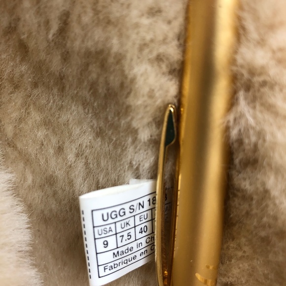 UGG Bailey 3 Button Boot - Picture 12 of 14